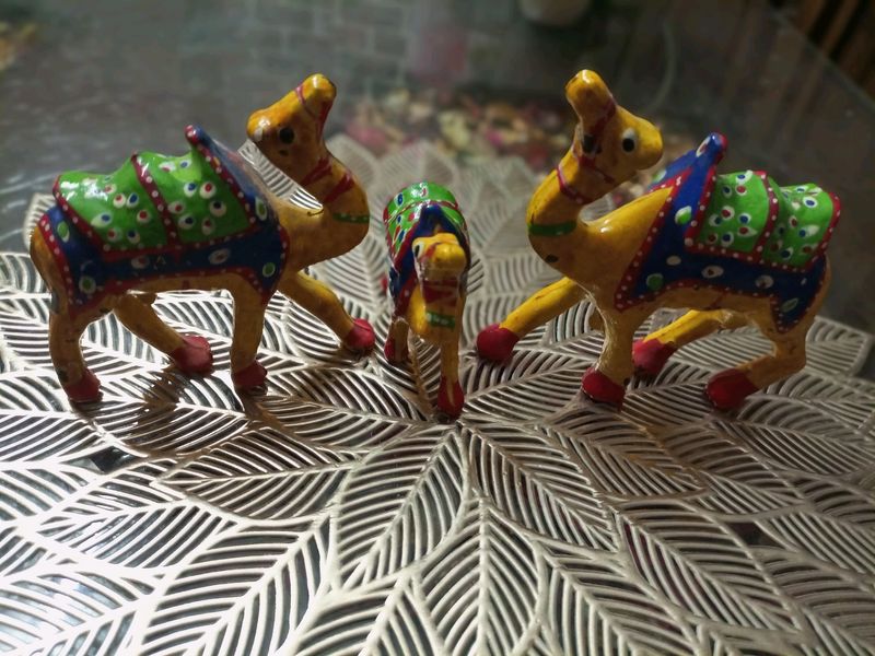 Home Decor Items- Camels And Plant