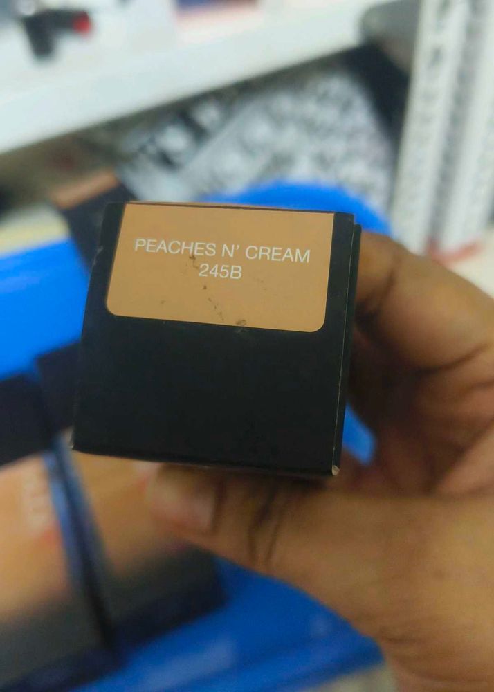 Huda Beauty Foundation - Peaches N Cream