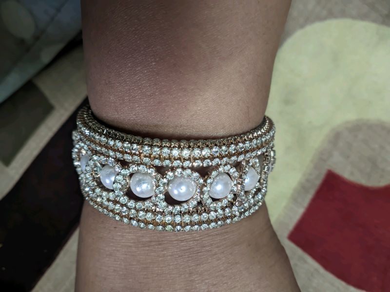 Pretty White Diamond Bracelet With Latkan