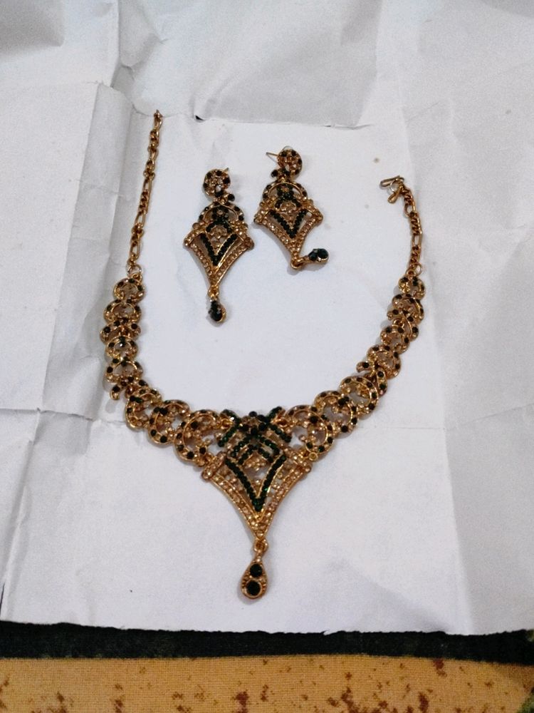 Neckpiece With Earrings