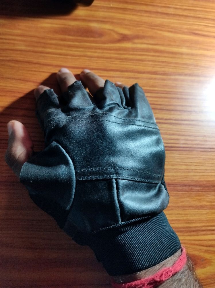 2 Sports Gloves For Enhanced Grip