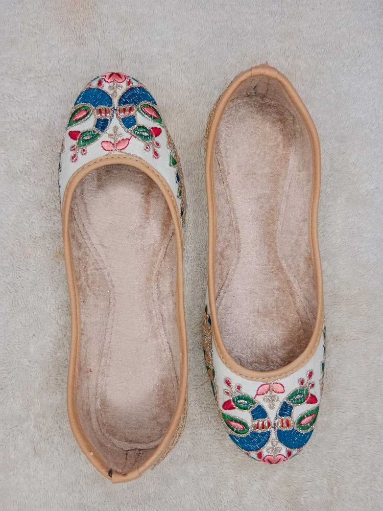 EMBROIDERY DESIGN PUNJABI JUTTIS