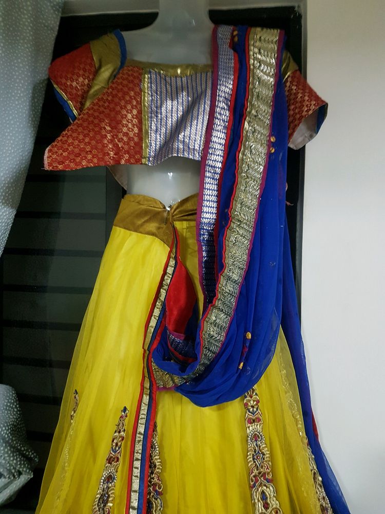 Readytowear Saree With Semi Stitched Blouse