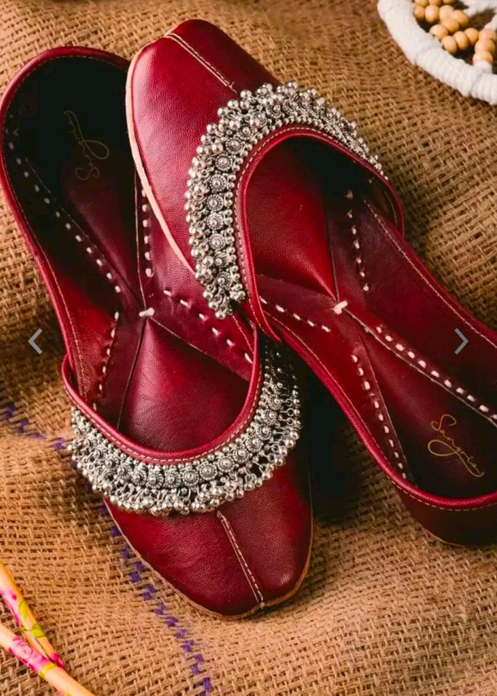 Ghungroo Maroon Embellished Mojaris