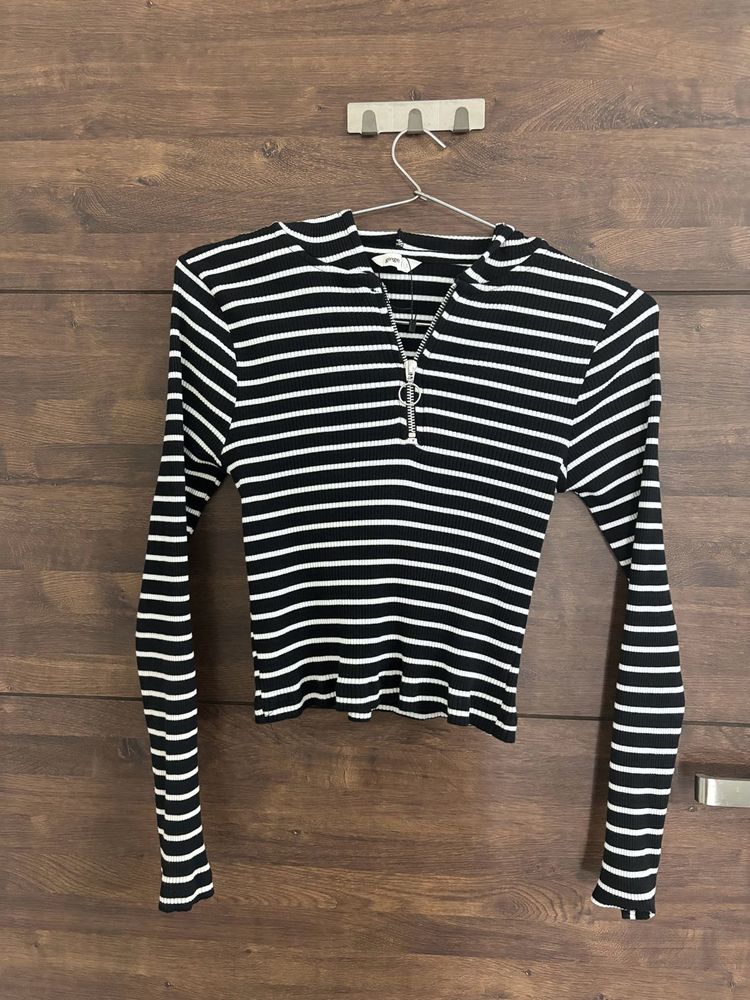 Black N White Beautiful Top , Preloved