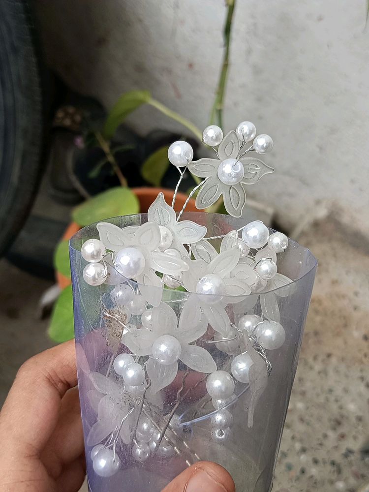 White Beutiful Flower Hair Moti Clips