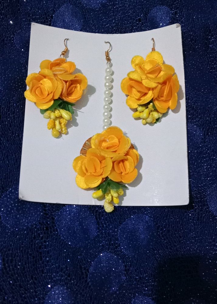 Yellow Maangtika And Earrings.