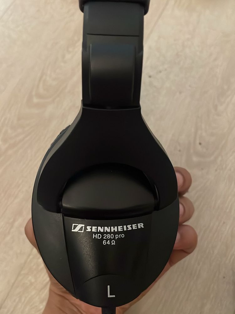 Senhiser Over Ear Profesional headphone HD 280 Pro