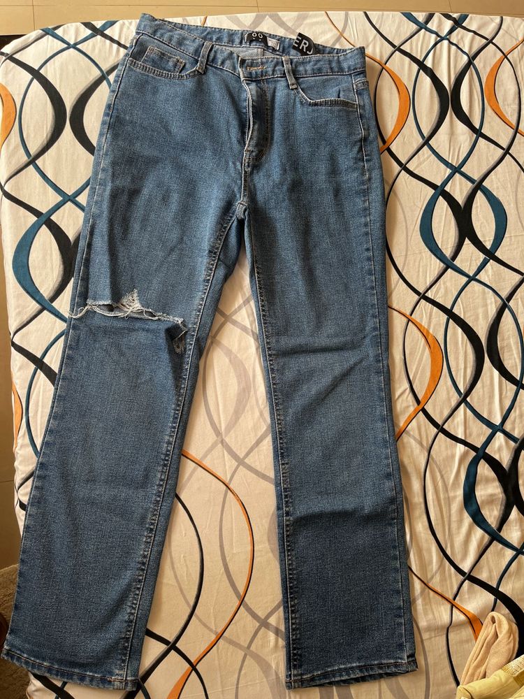 One Side Knee Cut Jean