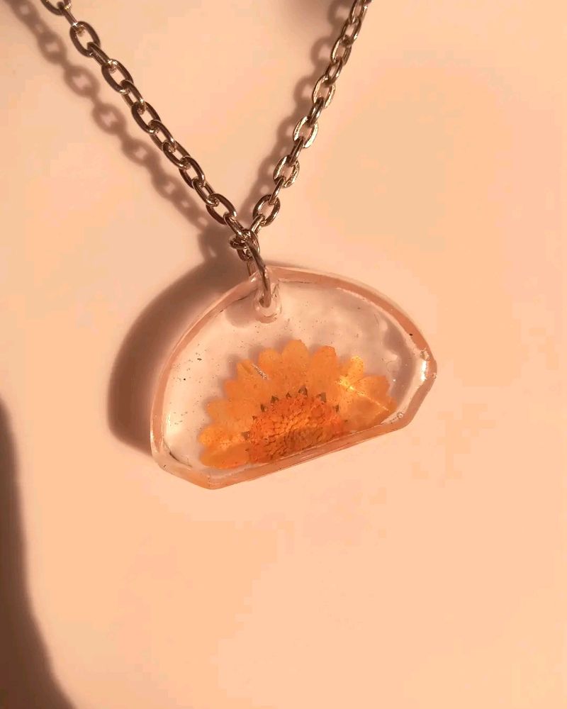 Handmade Resin Daisy Necklace 🌼✨️