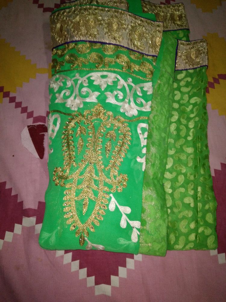 Woman Saree Color Green And Red क्रीम