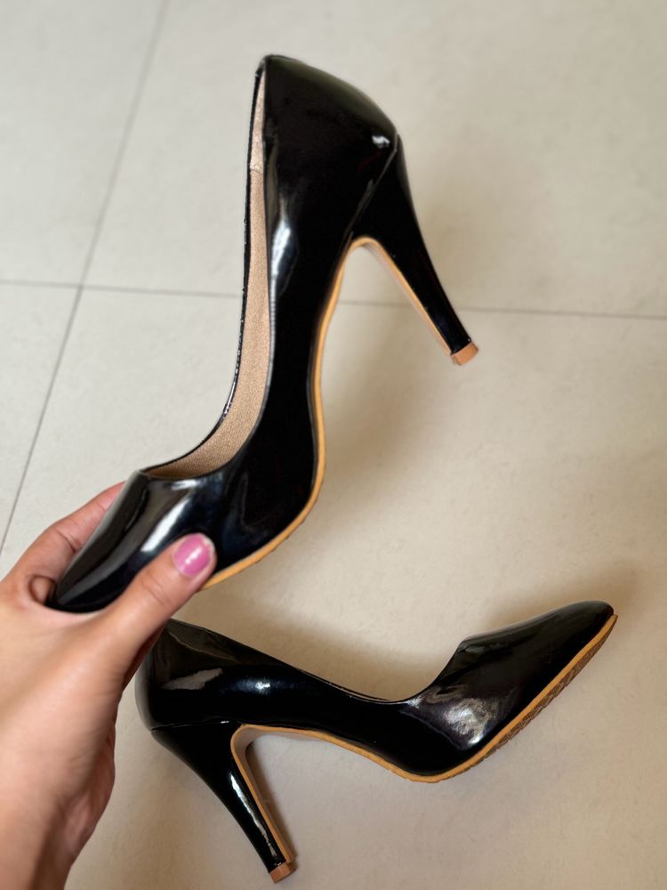 Shoetopia Black Solid Pumps