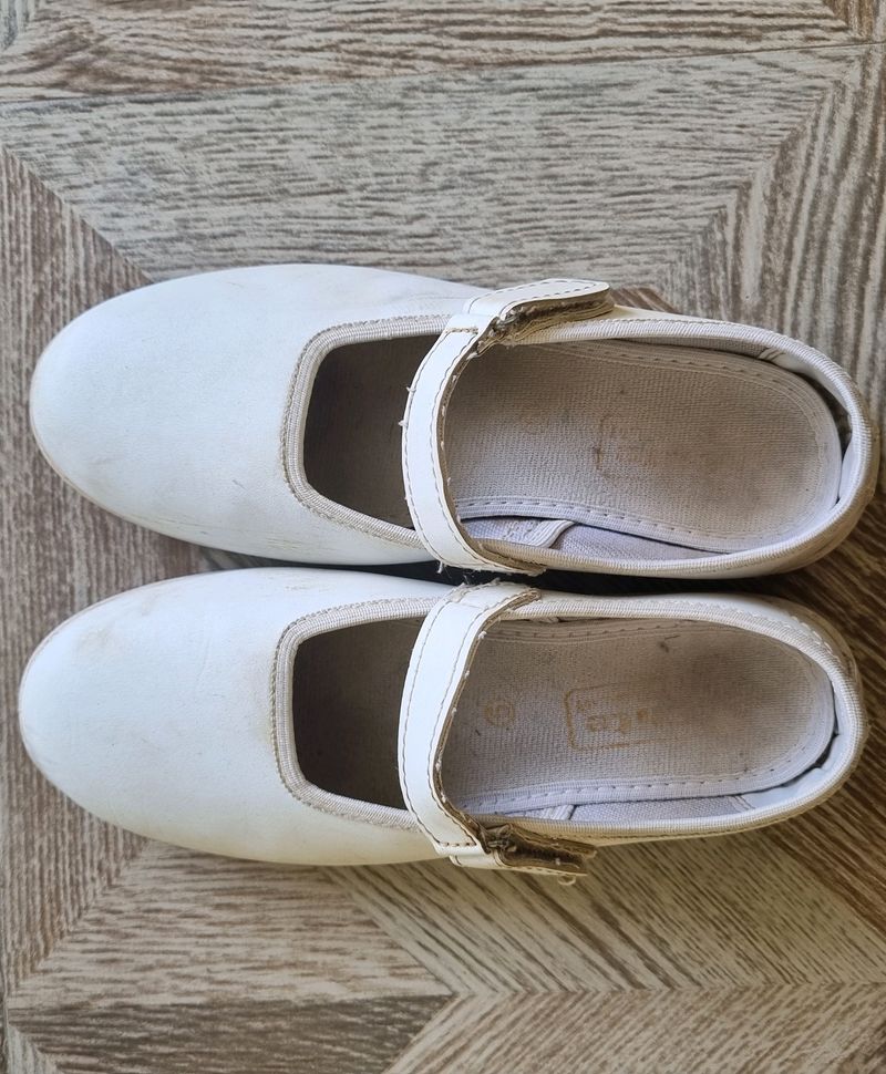 🚨offer Price🚨White Shoes Size-5