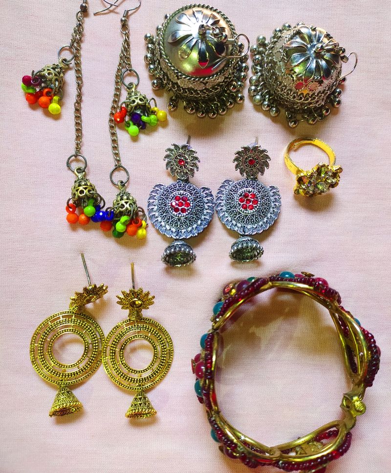 4 BEAUTIFUL EARRINGS & 1 BANGLES