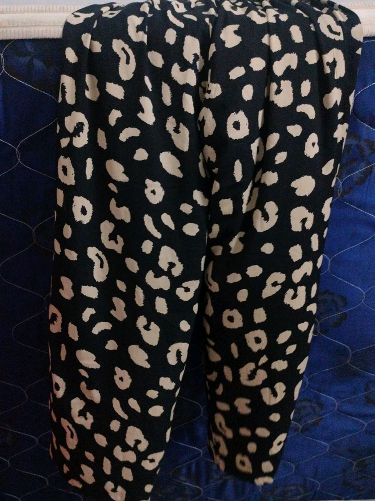 BLACK TROUSER WITH BEAUTIFUL PRINT