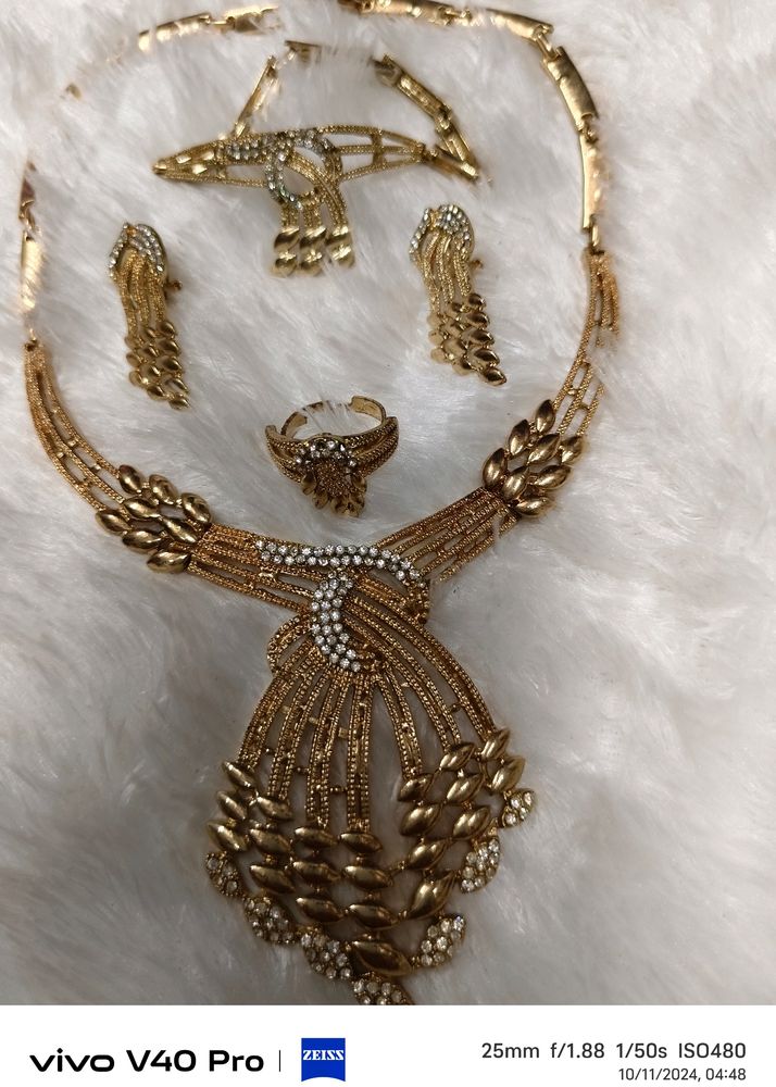 Radiant Golden Diamond Jewelry Set - Necklace