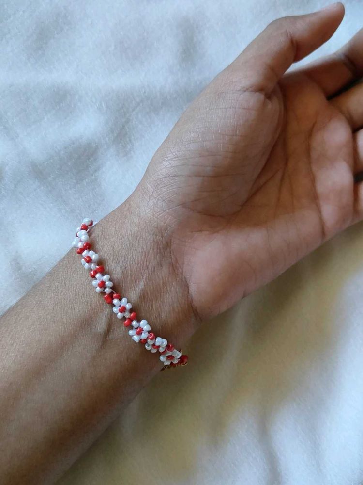 Beads Flower Bracelet In Red And White Combination