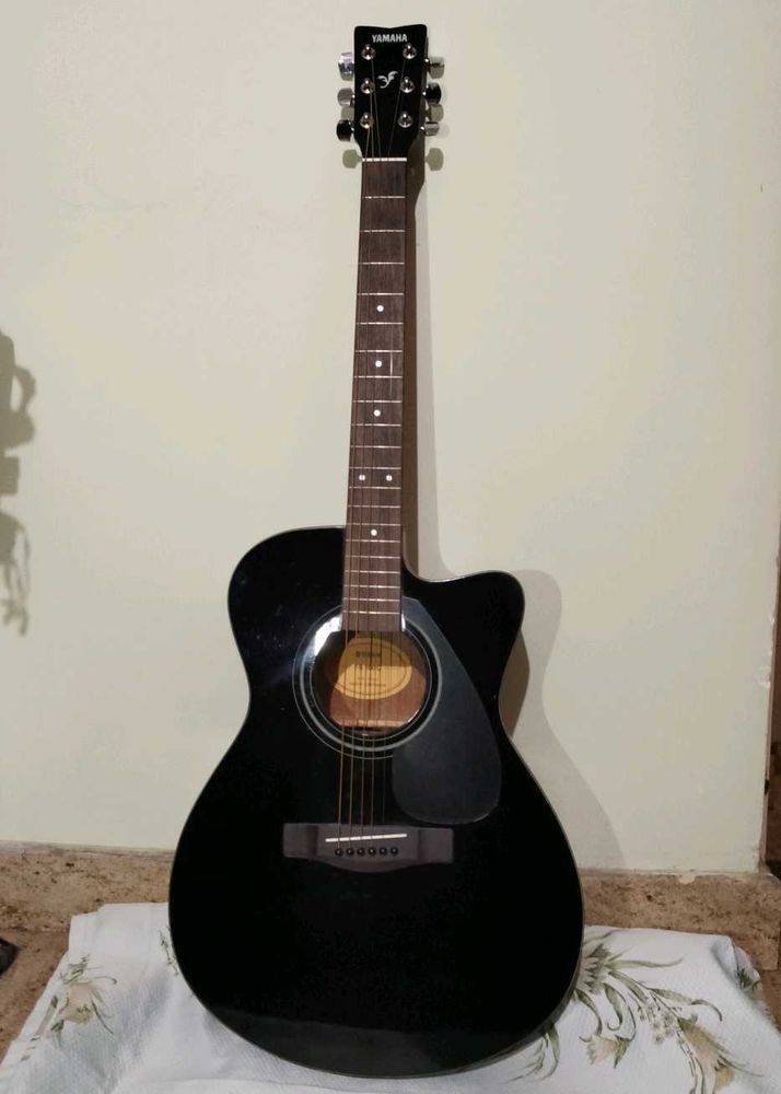 Yamaha Black Guitar