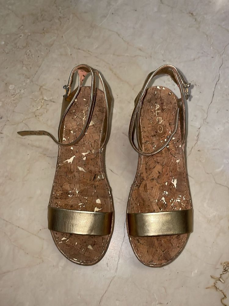 ALDO HEELS GOLDEN