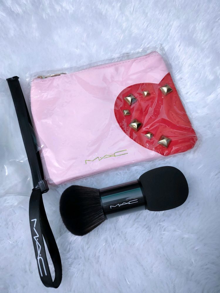 MAC Foundation/Powder Brush And Pouch