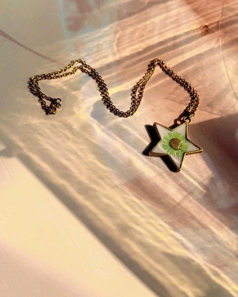 Star  RESIN PENDANT