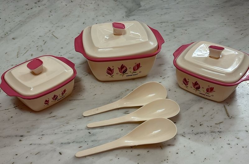 3 piece serving bowls and spatula