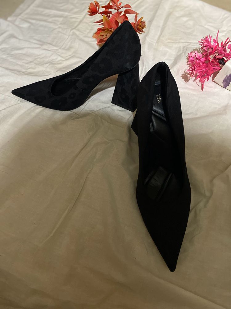 Zara Black Triangular Boxy Heel🎀