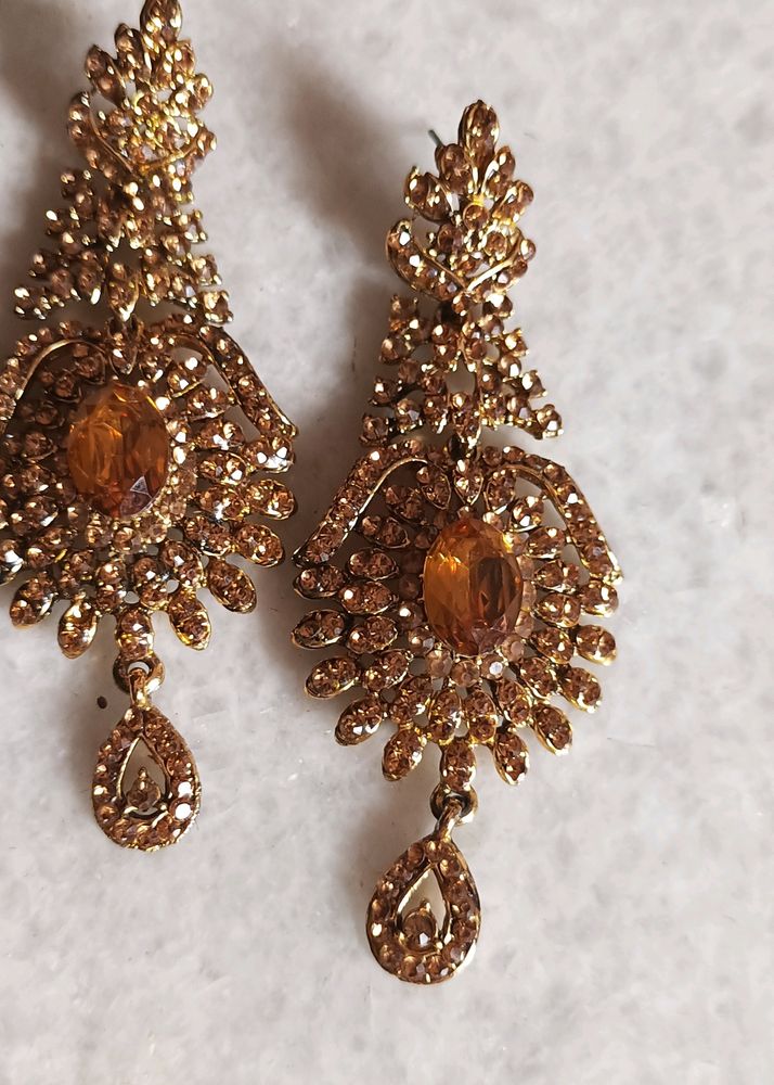 Earrings With a Maangtika