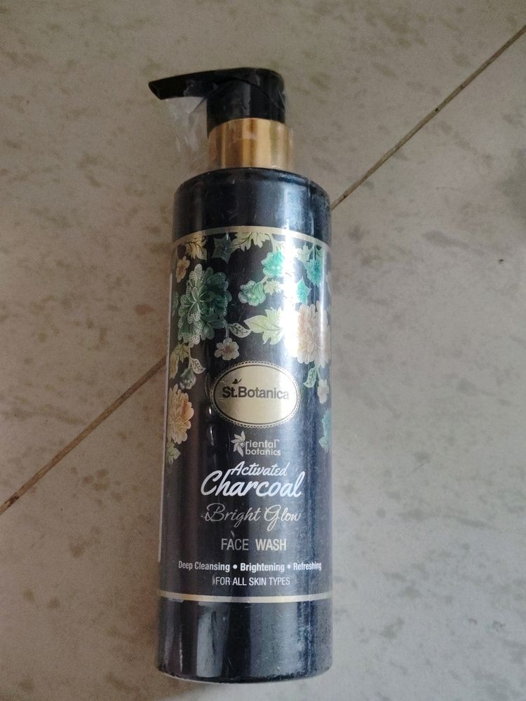 St.Botanica Charcoal Face Wash