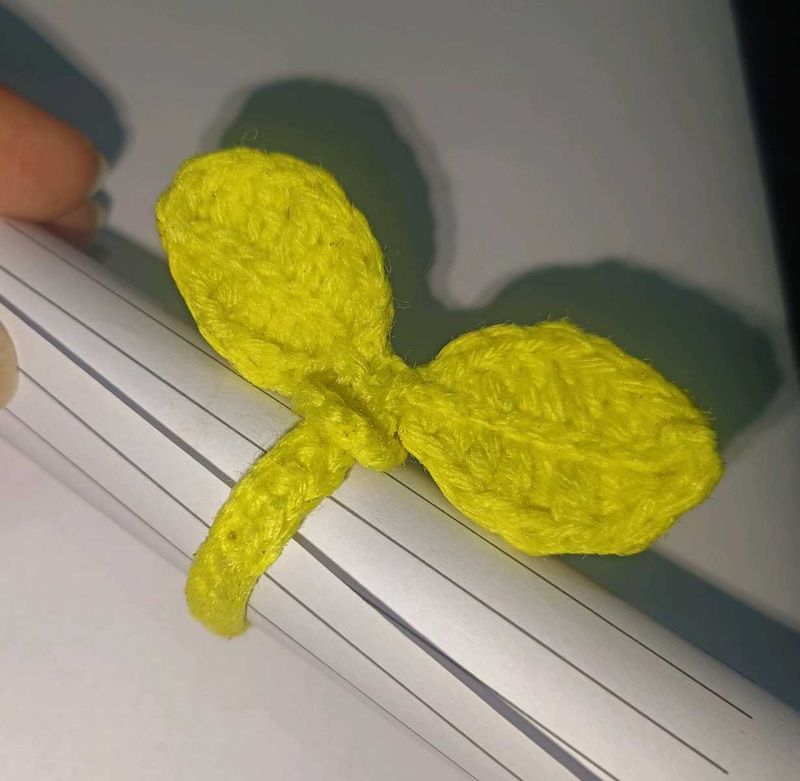 Crochet Leaf Sprout Tie