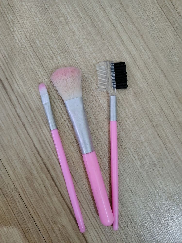 Set Of 3 Makeup Brushes