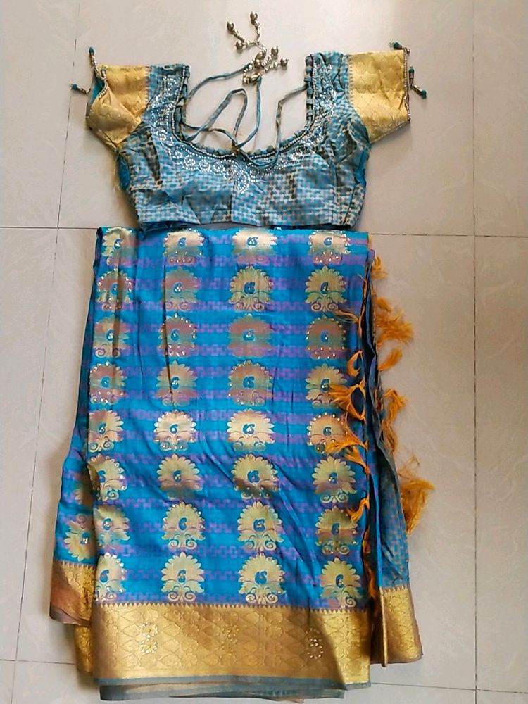 Women Saree With Stitches Blouse