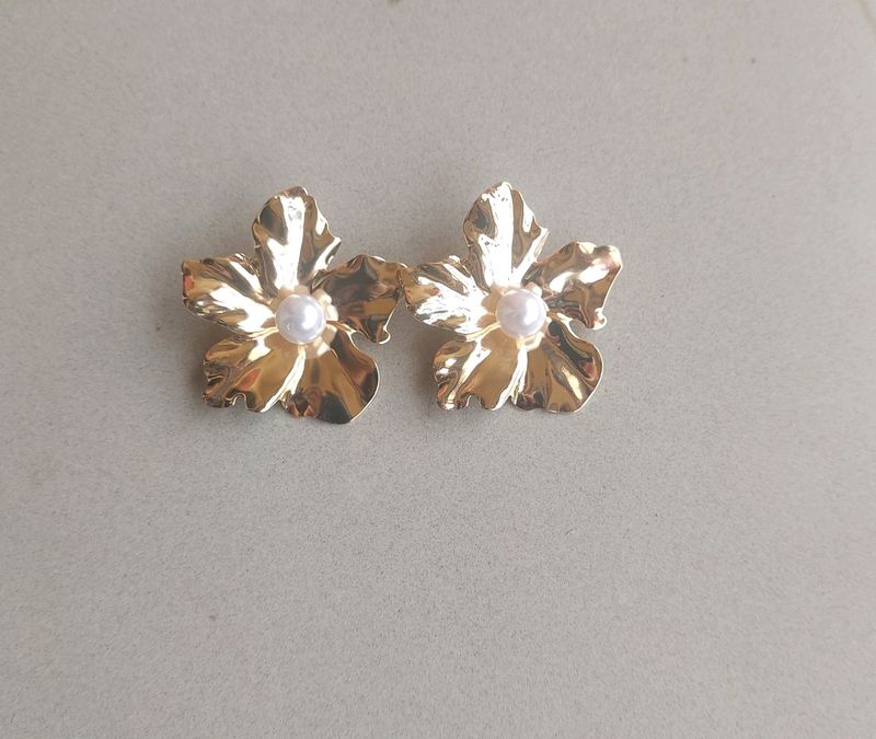 Trendy Flower Studs With Pearl Detailing