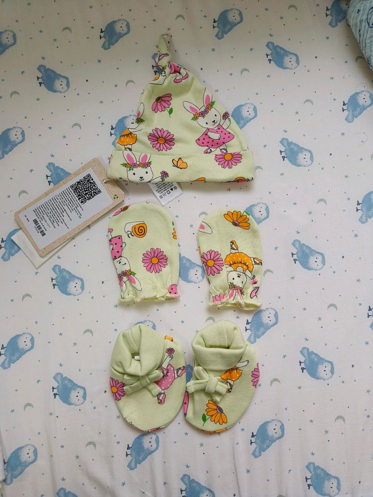 BabyOye Set Of Cap, Mittens And Booties For Girl