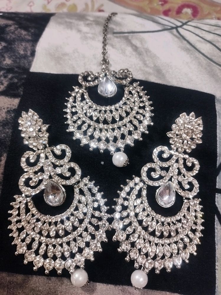 Shining Diamond Finishing Maang Teeka And Earring