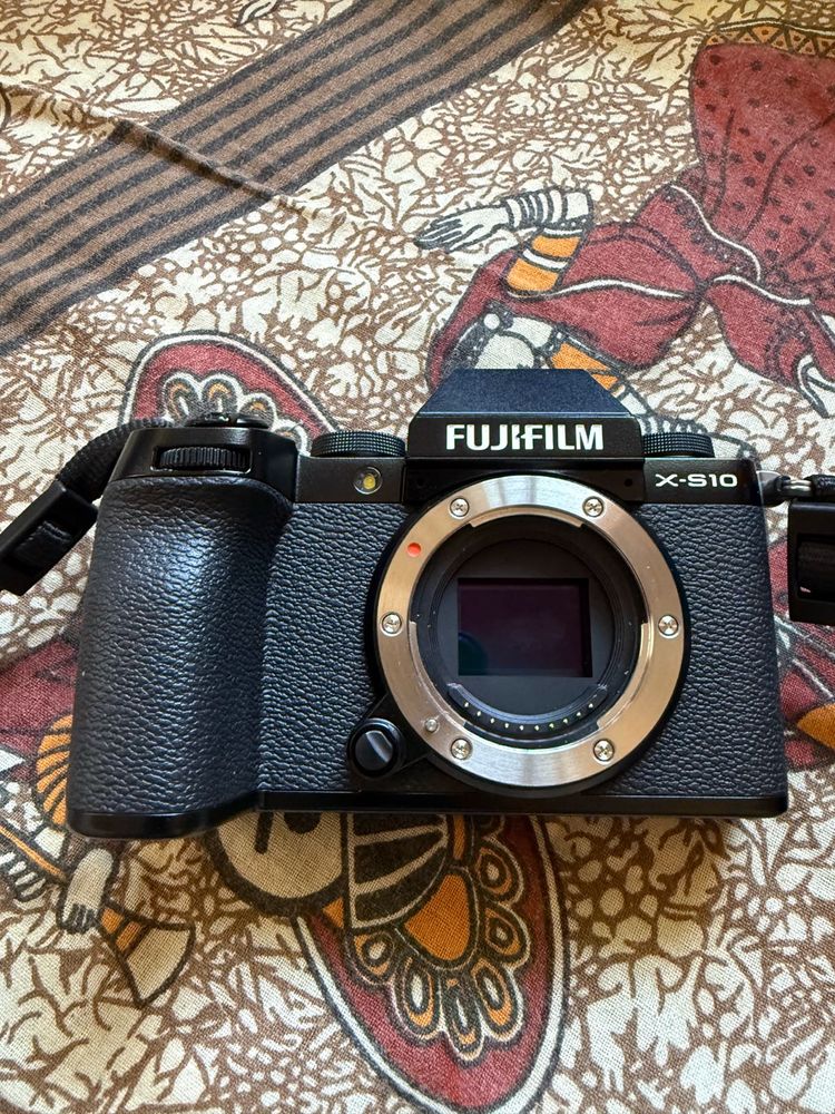 Fujifilm XS-10 mirrorless camera with 18-135 Lens