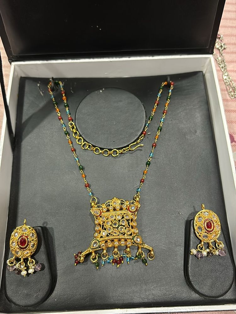 Kundan Jewellery Set In Multi Colour Wid Golden