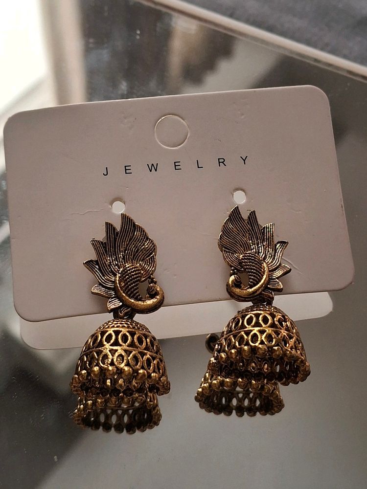 2 GOLDEN EARINGS