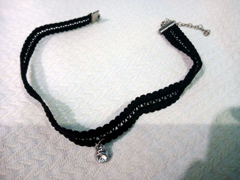 Women's black choker