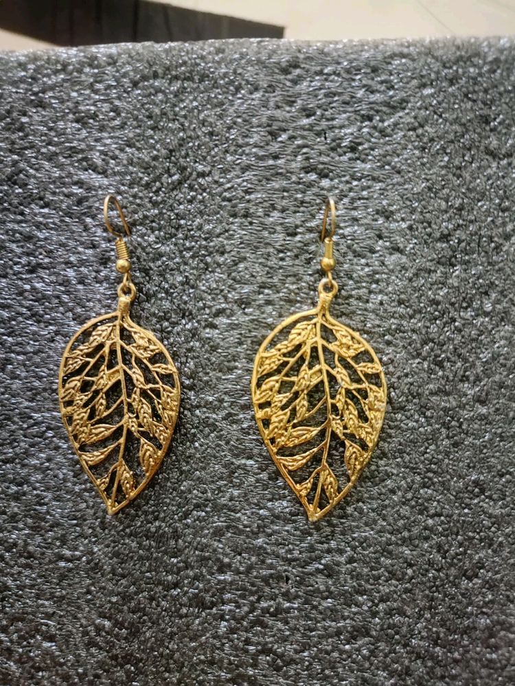 Beautiful leaf Design Earrings