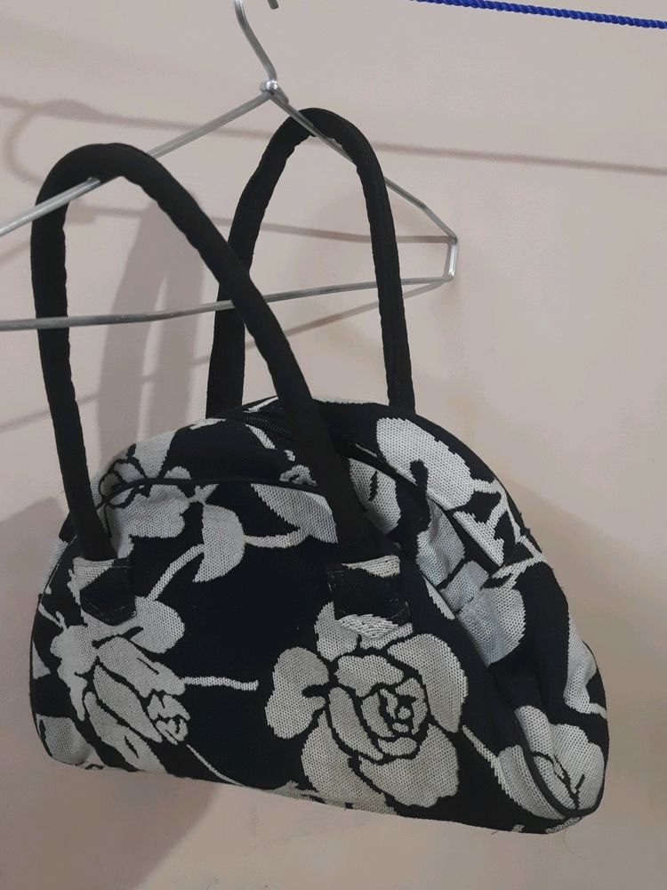 Black & White Rose Hand & Side Bag