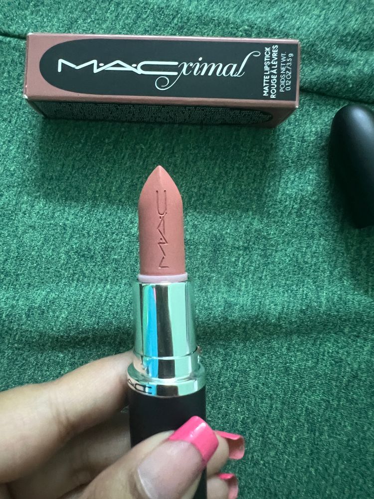 MAC (M.A.CXIMAL) Matte Lipstick “Velvet Teddy”