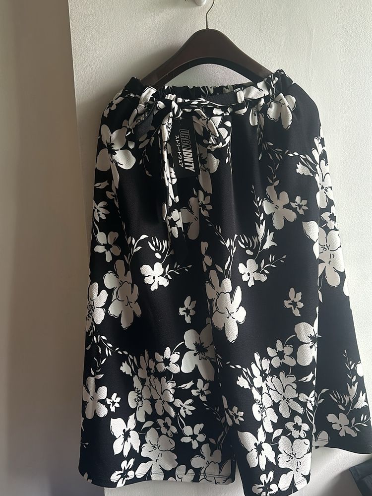 Black & White Flower Pattern Capri