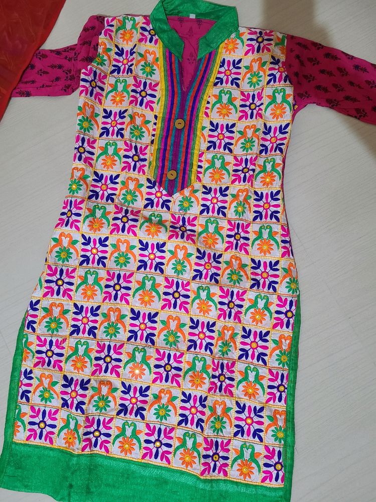 ✨️😍Kutchi Work Kurti With Batikh Print