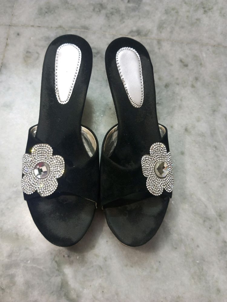 Beautiful Black And Grey Flower Design Wadges