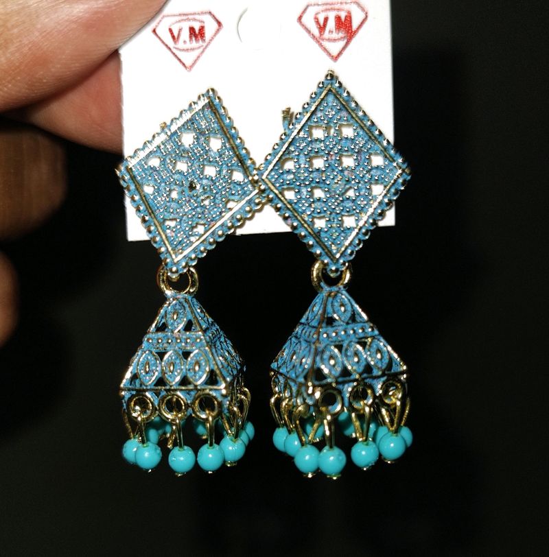 Beautiful New Earrings With Medium Size wich Brings Attractive Look to Girls of the Planet