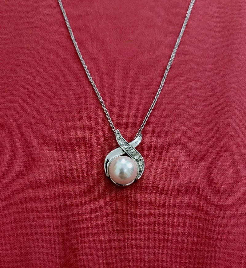 Pearl Pendant With Chain