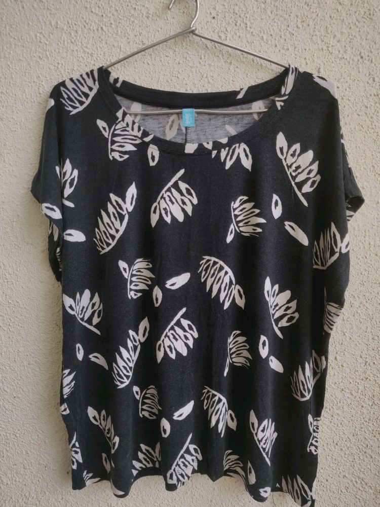 Casual Black & White Leaf Print Tshirt!