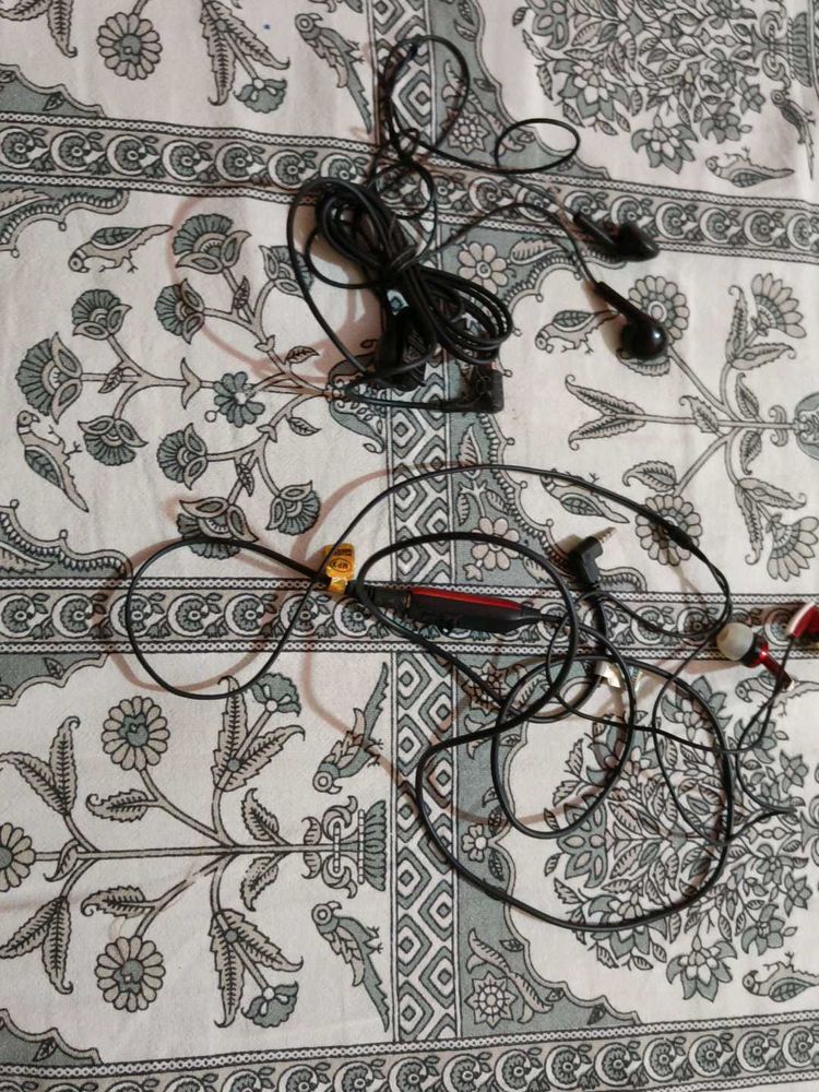 2 Earphones