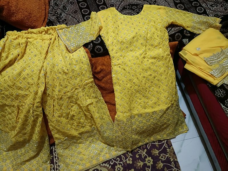 Haldi Gharara Set